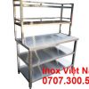Bàn inox 3 tầng có kệ trên bằng inox 304 bền đẹp.