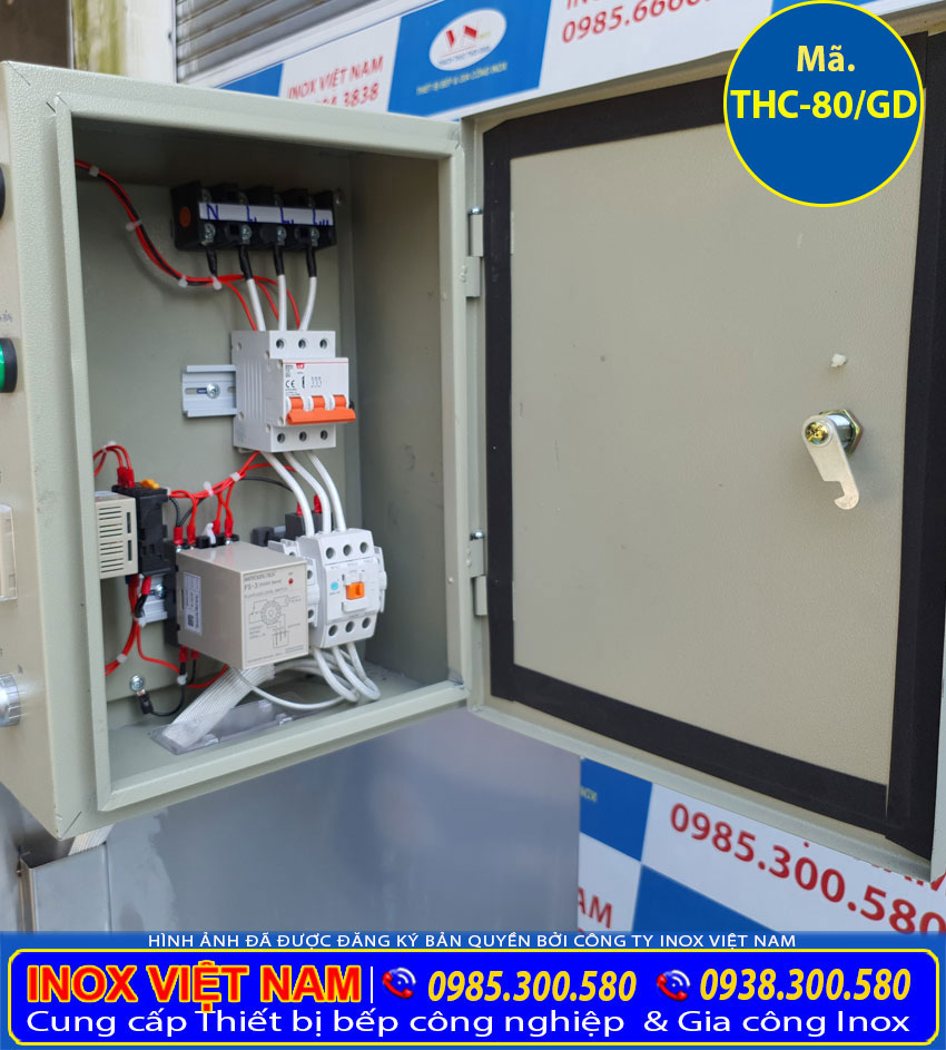 Chi tiết hộp điện của tủ hấp cơm công nghiệp 80kg sử dụng điện và gas.