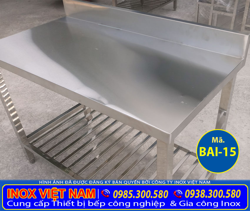 Bàn sơ chế inox 1 tầng có gáy và có kệ dưới.