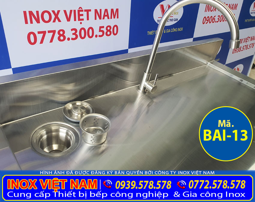 Bàn bếp inox có vòi được được gia công thiết kế có lỗ xã rác là bộ xi phong