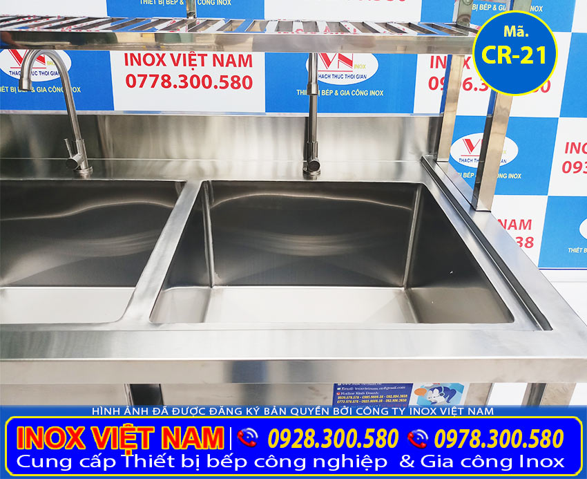 Bồn rửa công nghiệp inox 304 có kệ trên và kệ dưới rất tiện dụng khi rữa rau hoặc úp chén bát.