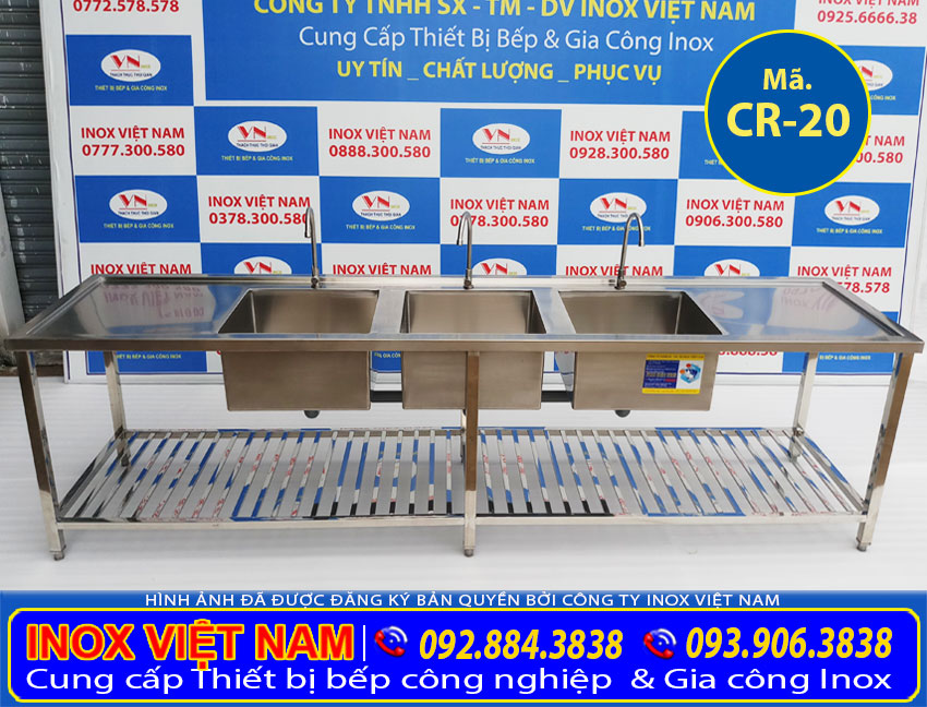 Chậu rửa công nghiệp inox 3 hố lớn có 2 bàn rửa giá tại xưởng sản xuất của IVN tiện ích cao, và được nhiều khách hàng biết đến thương hiệu chậu rửa inox công nghiệp Inox Việt Nam.