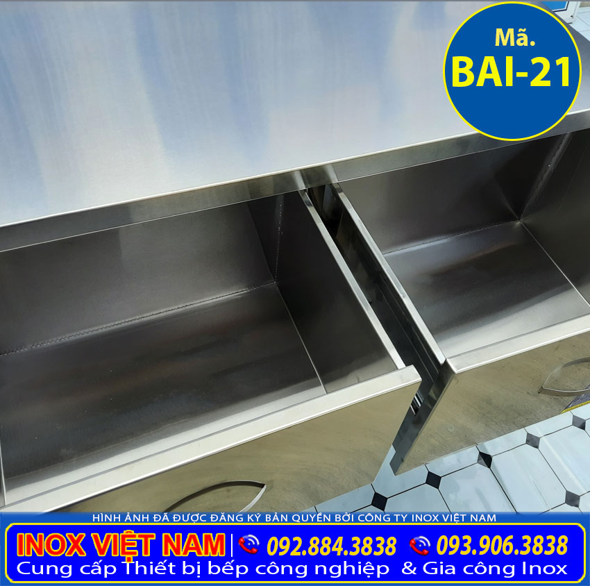 Chi tiết 2 cánh tủ bàn sơ chế inox chất lượng bền đẹp.