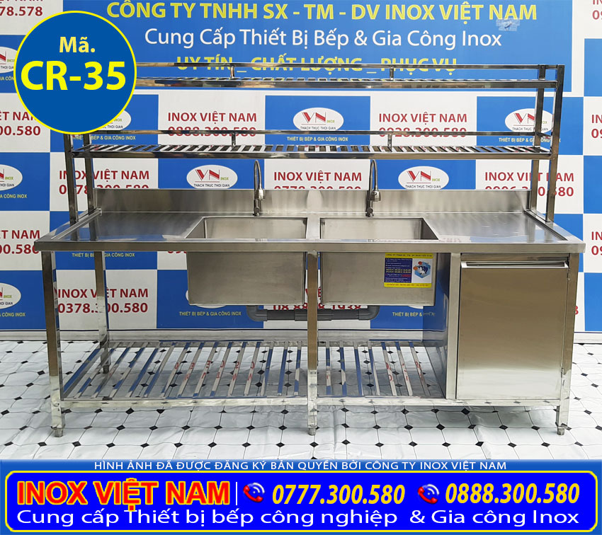 Mẫu chậu rửa inox công nghiệp tích hợp có kệ trên và kệ dưới có bàn rửa 2 bên cánh và tủ inox đựng đồ rất tiện ích tại Inox Việt Nam.
