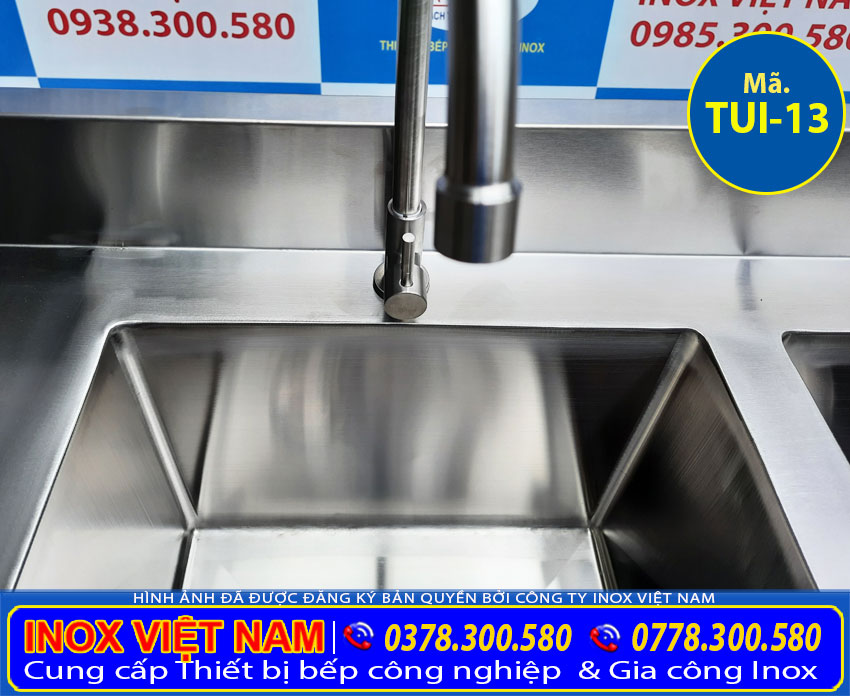 Vòi xả của bồn rửa chén của tủ inox có 2 bồn rửa.