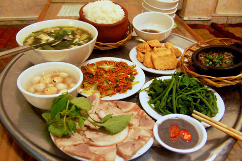 Những món ăn trong kinh doanh nhà hàng và gia đình, mâm cơm gia đình tình cảm đậm đà của nền văn hóa Việt Nam.